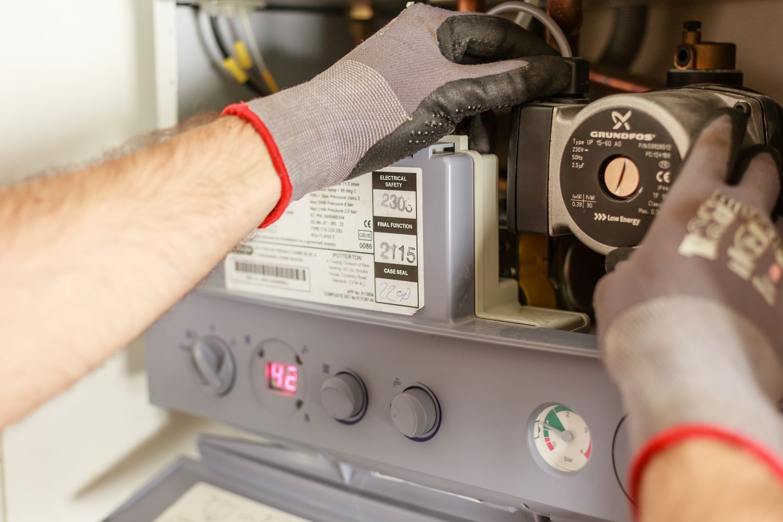 Technicien effectuant le désembouage d'un circuit de chauffage